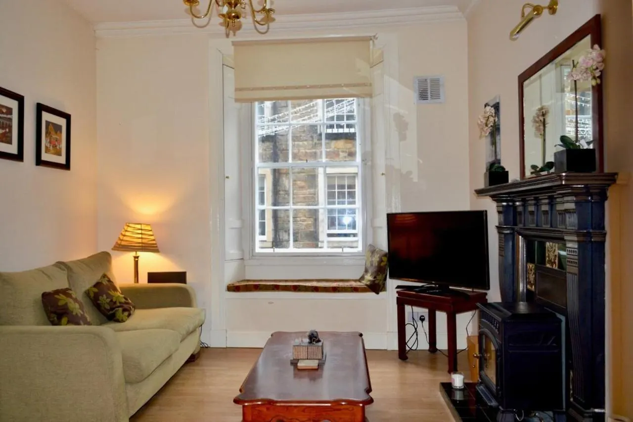 Homely Comfortable 2 Bed In Historic Rose Street contacts