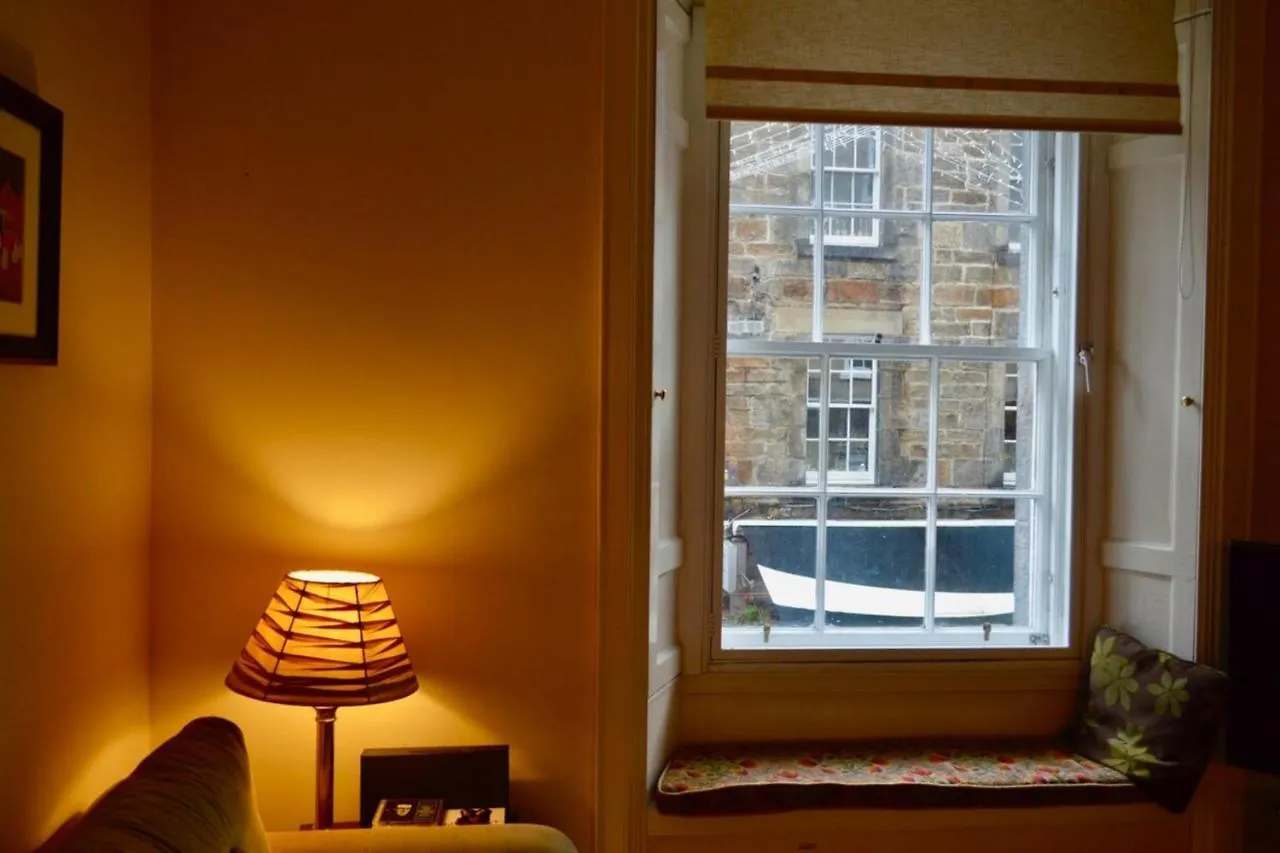 Homely Comfortable 2 Bed In Historic Rose Street Edinburgh United Kingdom